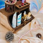 استند آرایشی چوبی: وسیله‌ای کاربردی برای خانم‌های خوش سلیقه