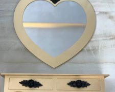 آینه و کنسول قلبی: یک دکوراسیون رمانتیک و زیبا