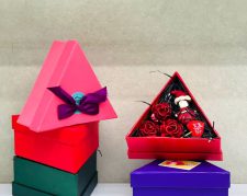 باکس مثلث عروسک و گل رز هدیه ای ماندگار و زیبا