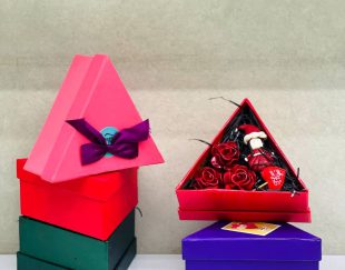 باکس مثلث عروسک و گل رز هدیه ای ماندگار و زیبا